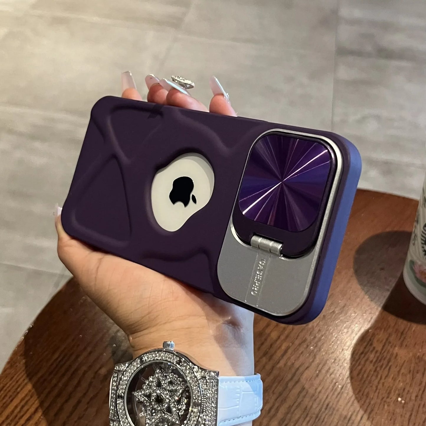 Trendy magnetic case with cut-out logo